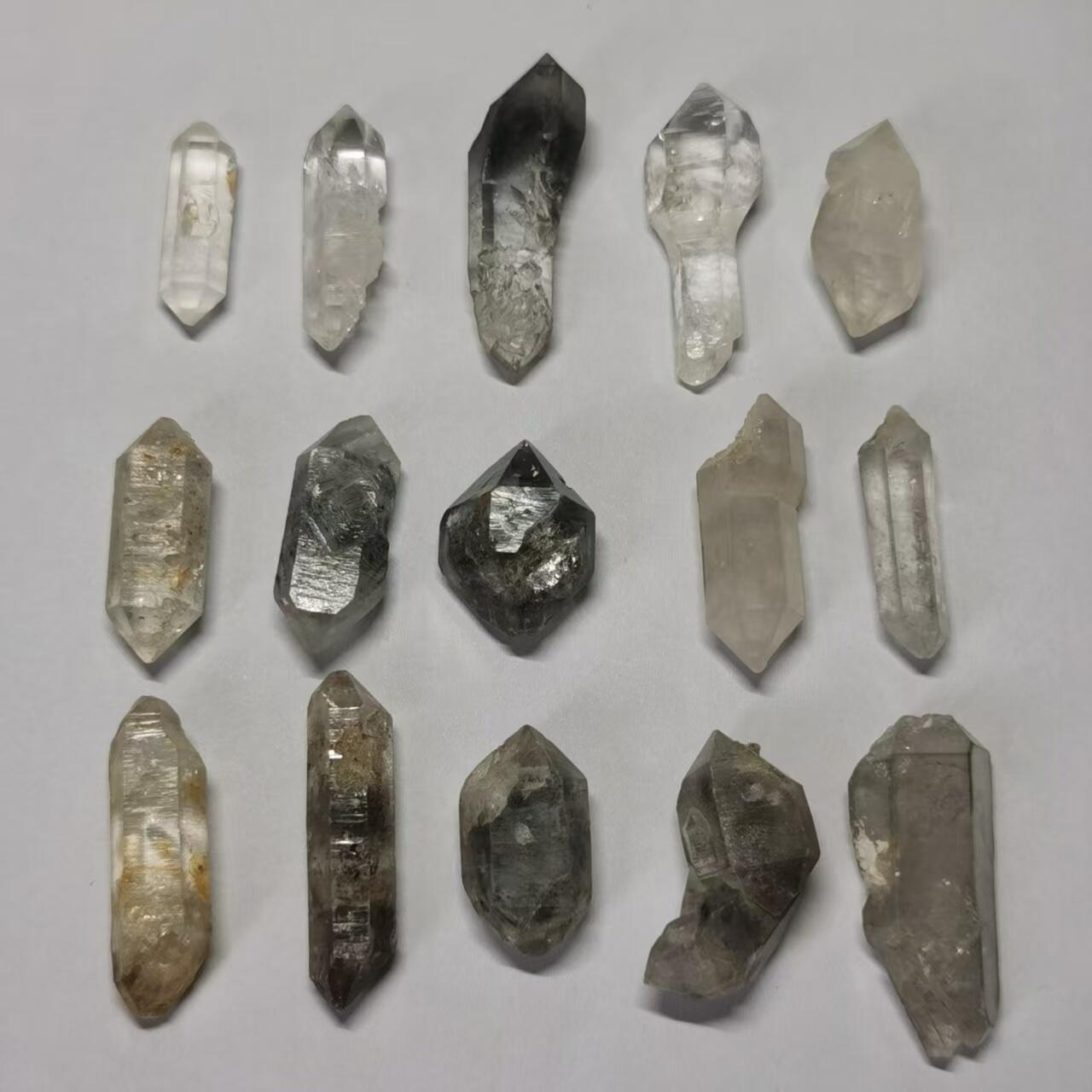 七河·世界世界币章杂件矿标化石小拍（总第38期） 藏家出品 X755（6） 多品种云贵闪灵水晶原石一组15件 50多克 本件拍品由合作藏家邮寄