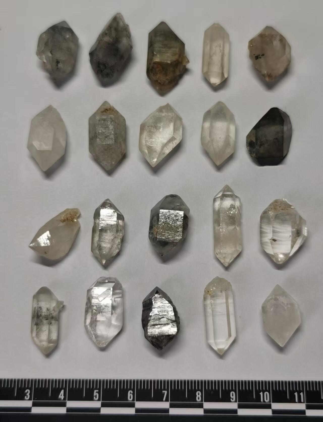 七河·世界世界币章杂件矿标化石小拍（总第38期） 藏家出品 X754（6） 云贵闪灵水晶原石 一组20件 60g左右 本件拍品由合作藏家邮寄