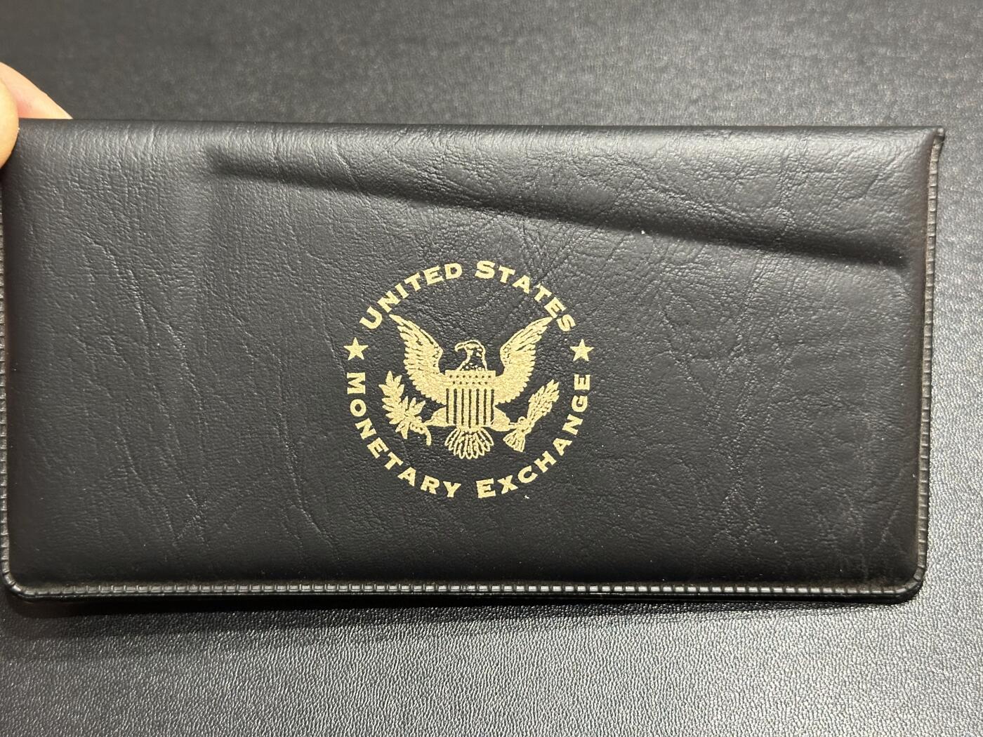 《外钞收藏家》第六百一十二期（ 精选场）（长期征集拍品、欢迎藏友们联系合作） 1963年美国2美元 红库印 AA冠 无47靓号 带册子 不太好取出来 基本上全新