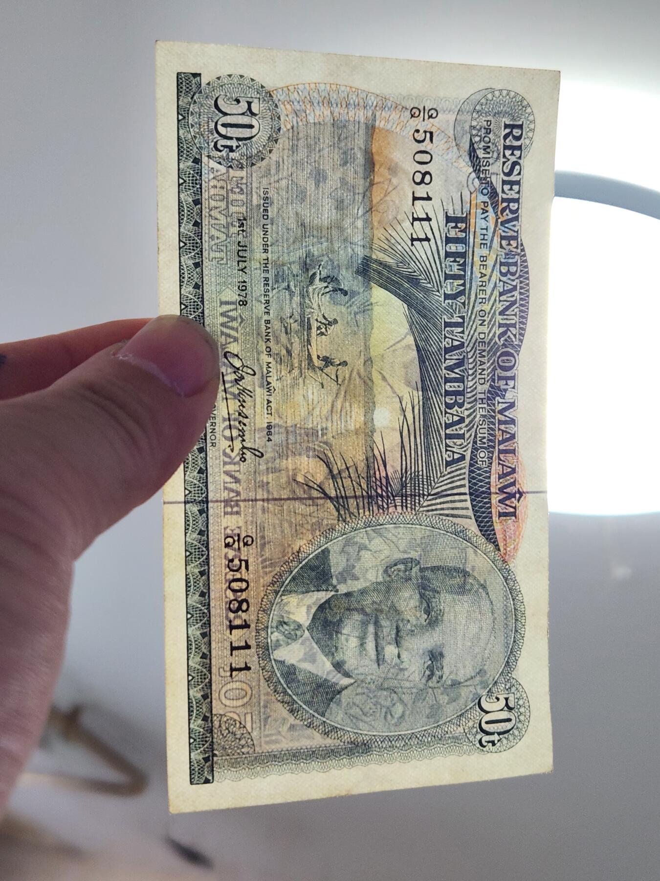 2月23号晚上8点 外国纸币自动截拍第29场 马拉维 1964年50坦巴拉，加盖1978年 稀少年份  111豹子号 极美品原票