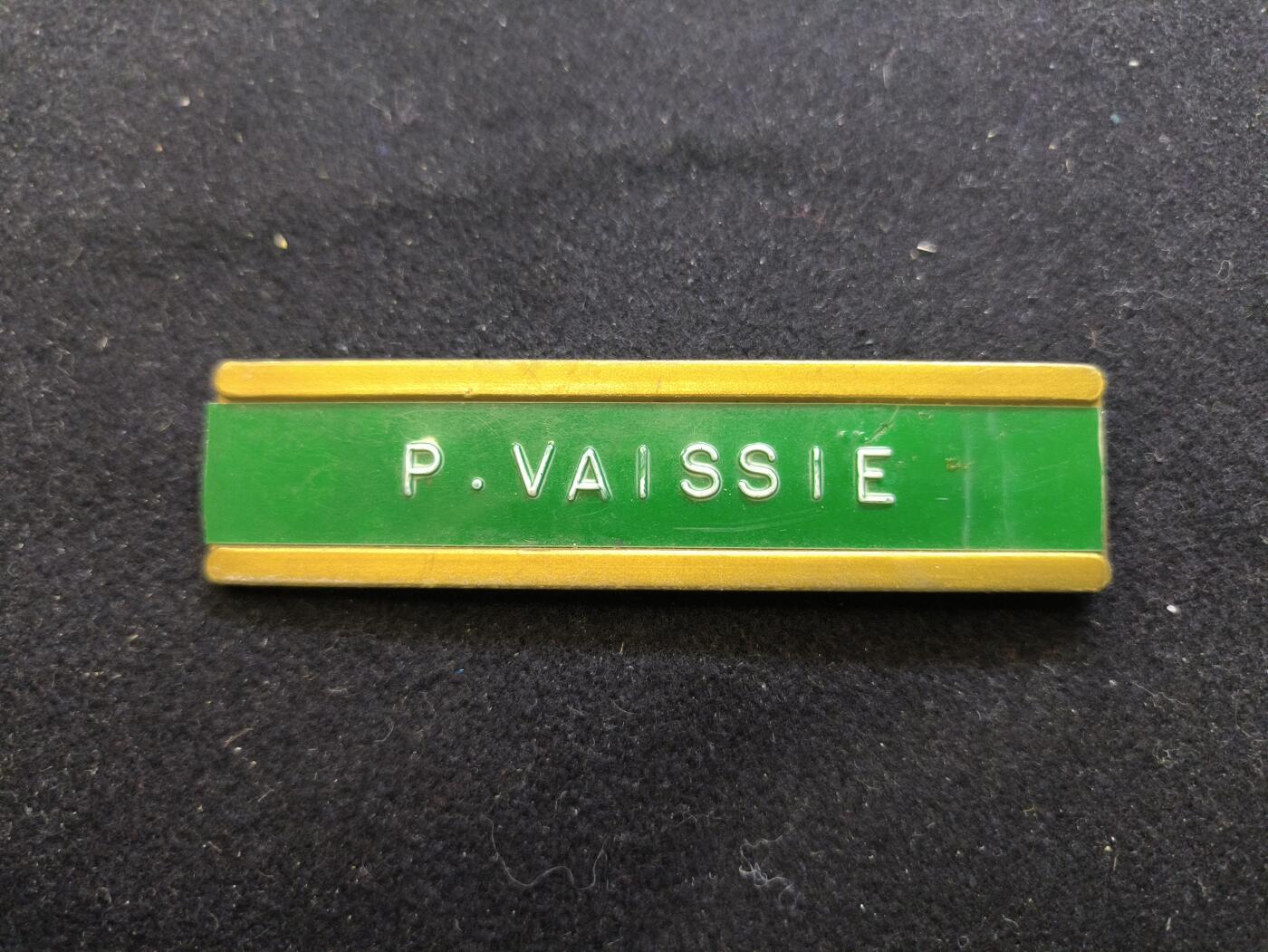 云宸嘉赏-勋臻佳藏新年快速场次（快拍 低佣 一元一手）（新年期间快递正常发） 匈牙利人民共和国人民军姓名牌  姓名牌上的 “P. VAISSIE” 为法语拼写风格，推测属于匈牙利人民军中的少数族裔官兵（如法国裔）或驻匈军事联络官，符合华约军队跨国人员的身份标识惯例