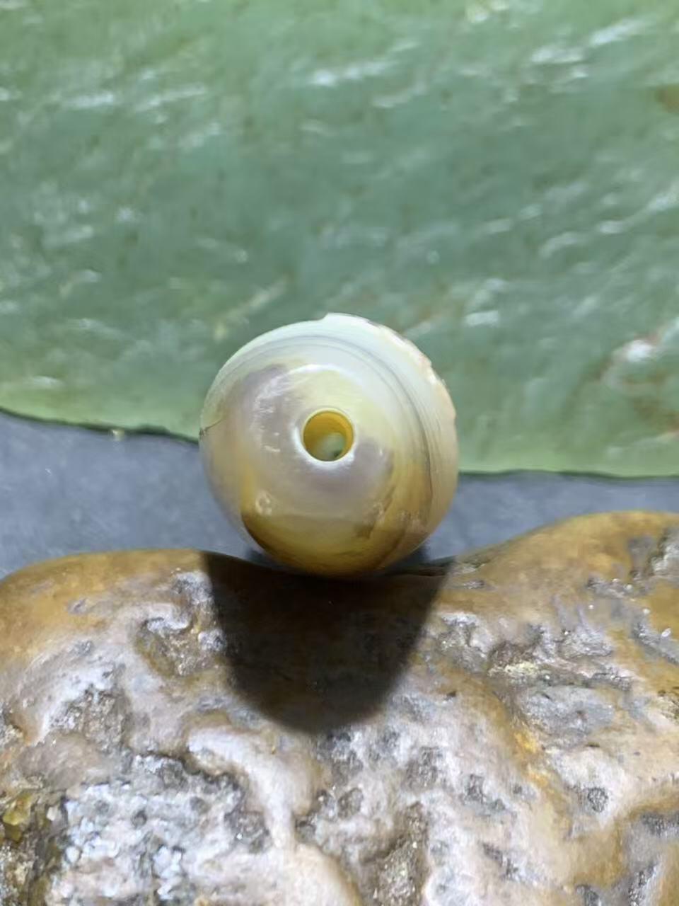 精美高玉化千层纹天眼图案海洋玉髓手工雕刻佛字桶珠一个！