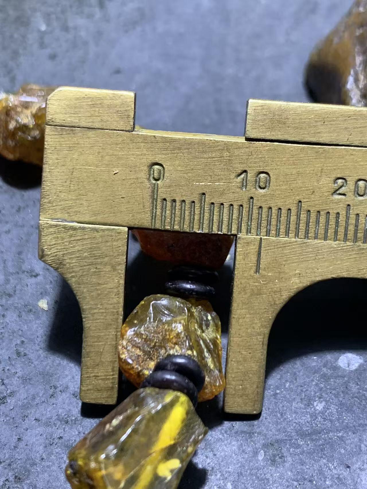 原皮蜜蜡随形原石手串一条，