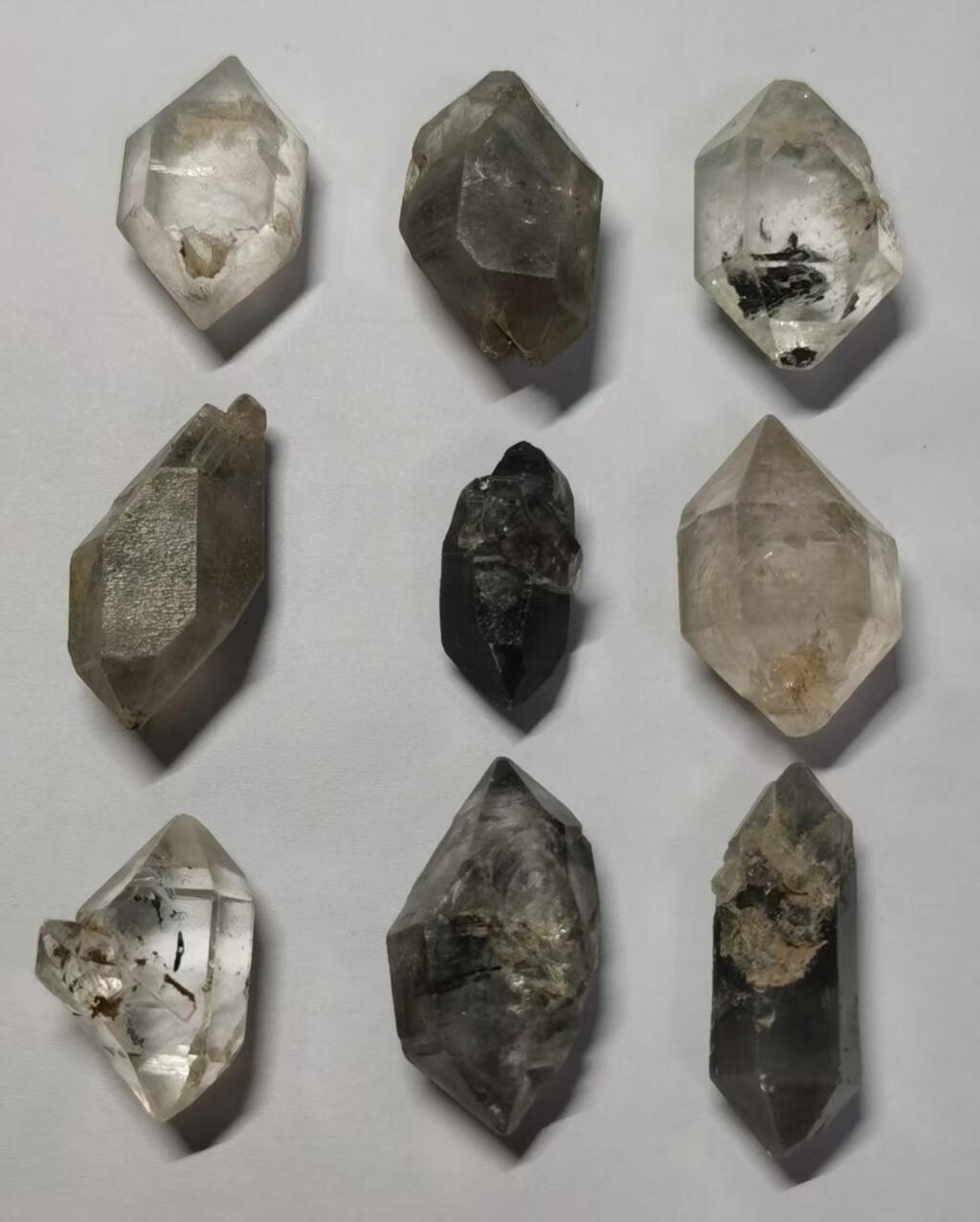 七河·世界世界币章杂件矿标化石小拍（总第38期） 藏家出品X757（9）多品种云贵闪灵水晶原石一组9件 总重量共约80多克 本件拍品由合作藏家邮寄