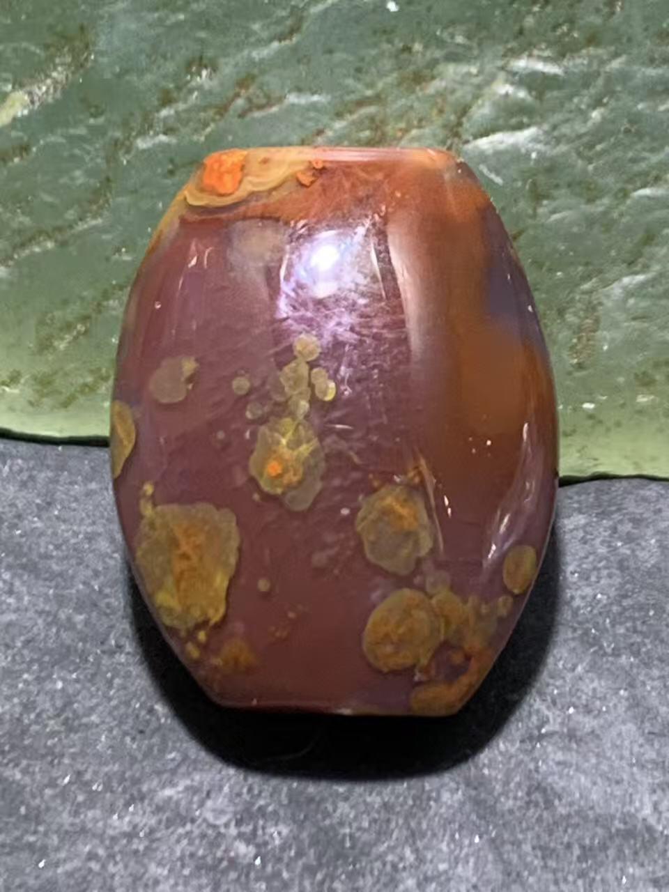 精美紫罗兰冻料草花纹战国红玛瑙勒子一颗！