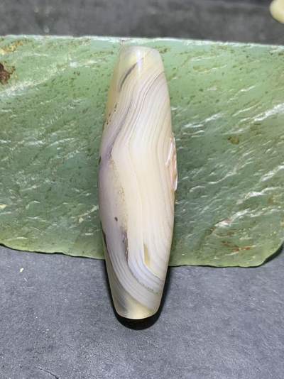 精美高玉化千层纹天眼图案海洋玉髓手工雕刻佛字桶珠一个！ 精美高玉化千层纹天眼图案海洋玉髓手工雕刻佛字桶珠一个！