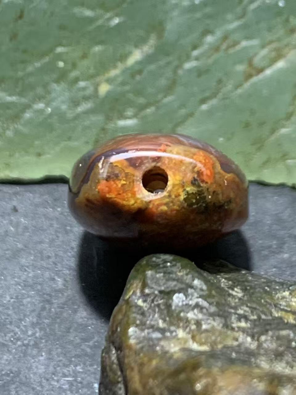 精美紫罗兰冻料草花纹战国红玛瑙勒子一颗！