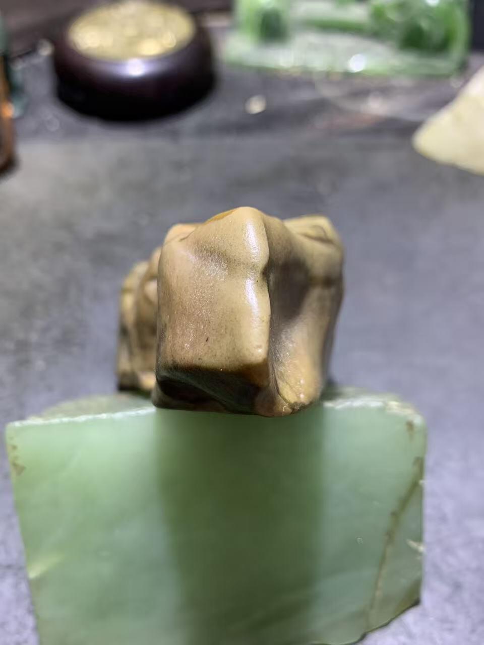 精美罕见新疆多彩泥石原石把件（镇纸，摆件） 一块，