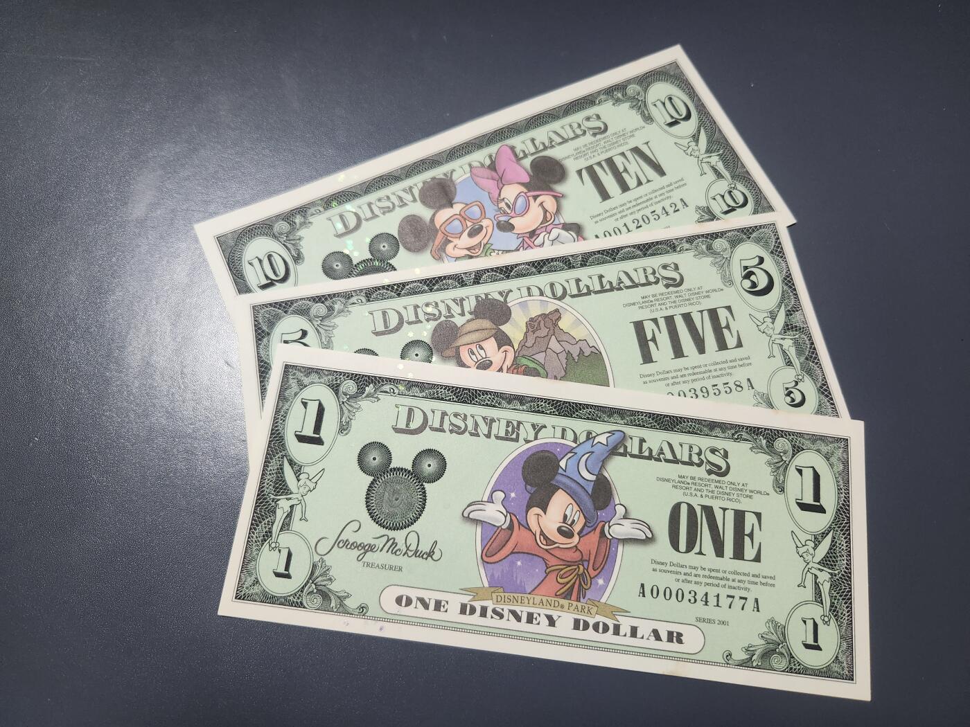 2月24号晚上8点 外国纸币自动截拍第30场 迪士尼2001年1-5-10元 近新全套