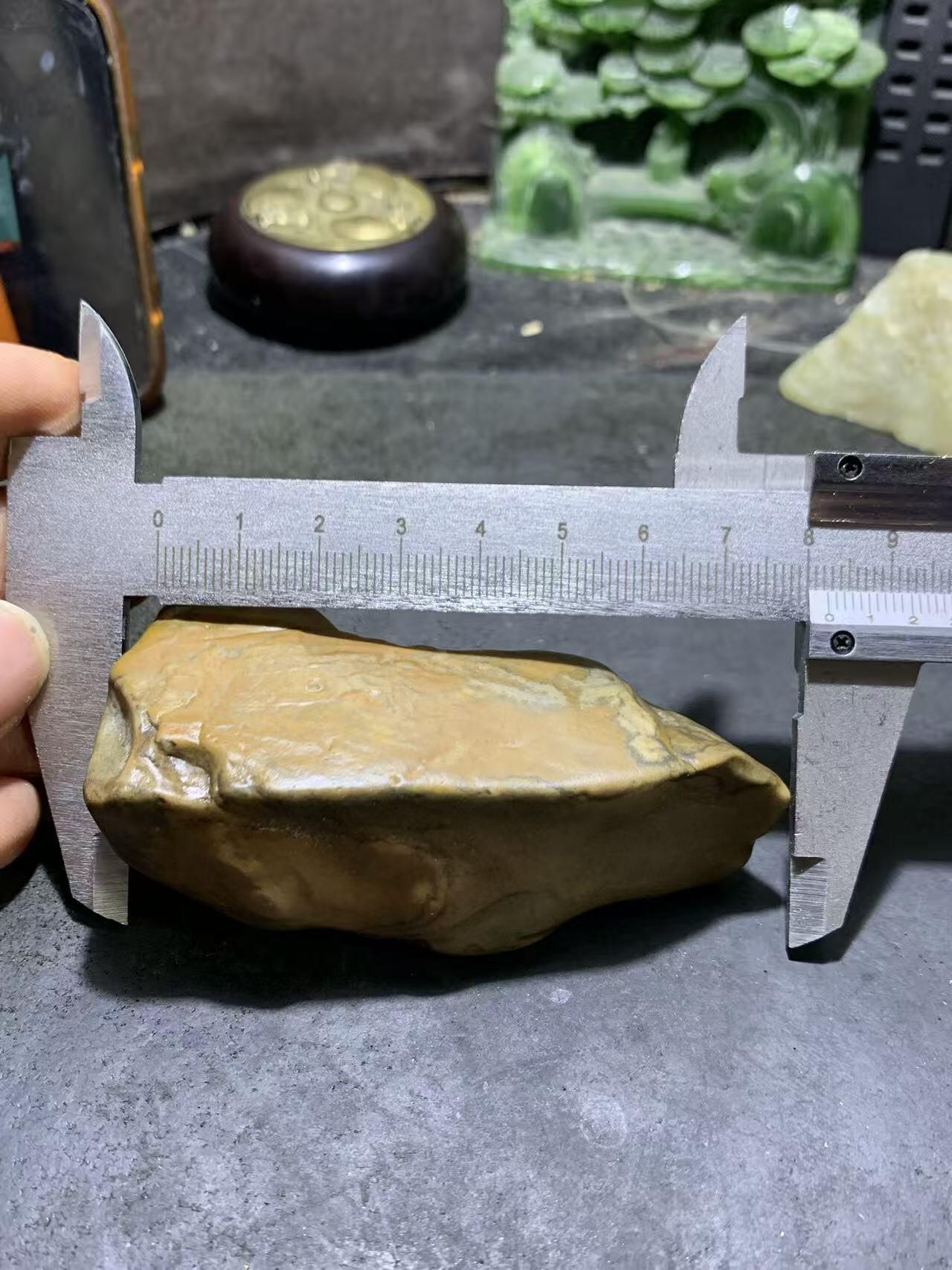 精美罕见新疆多彩泥石原石把件（镇纸，摆件） 一块，