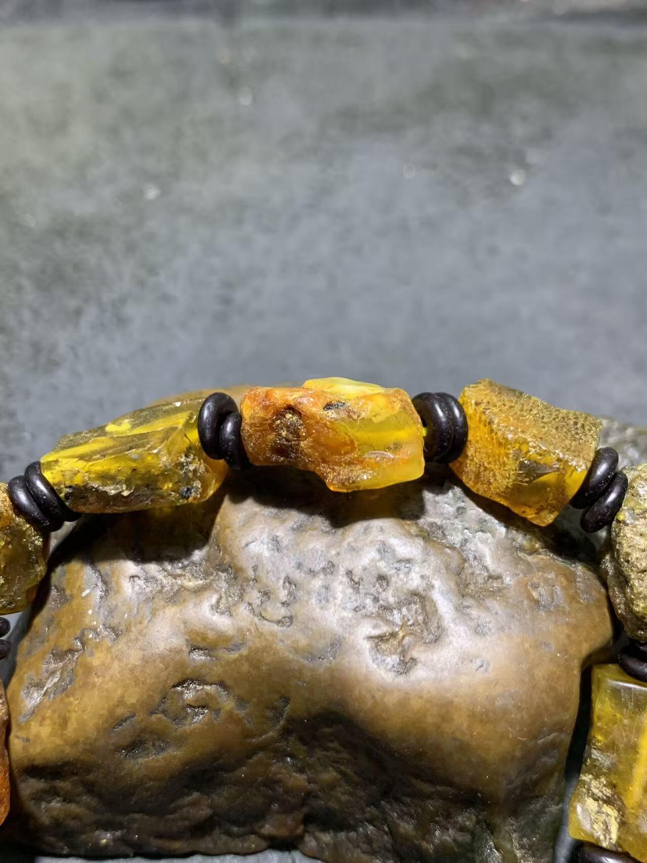 原皮蜜蜡随形原石手串一条，