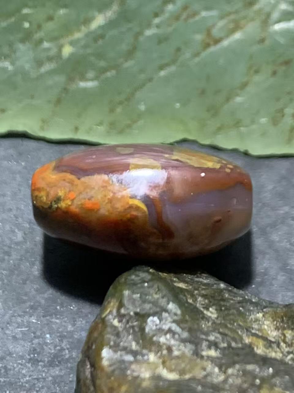 精美紫罗兰冻料草花纹战国红玛瑙勒子一颗！