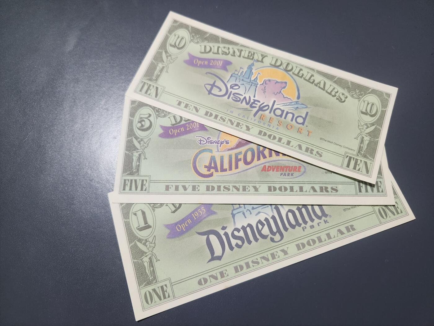 2月24号晚上8点 外国纸币自动截拍第30场 迪士尼2001年1-5-10元 近新全套