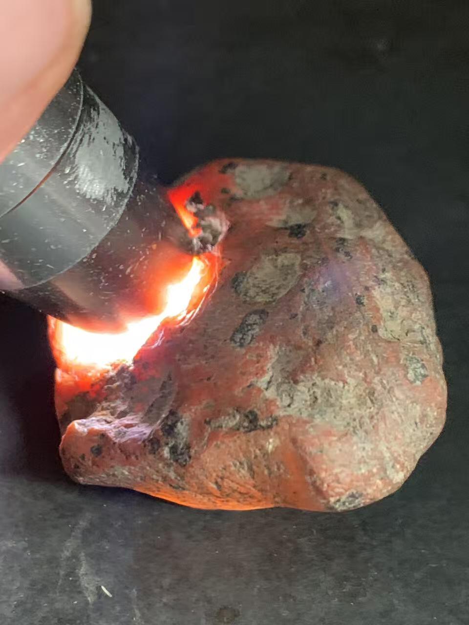 精美川料冰飘红皮开窗料荔枝冻心南红玛瑙原石一颗，