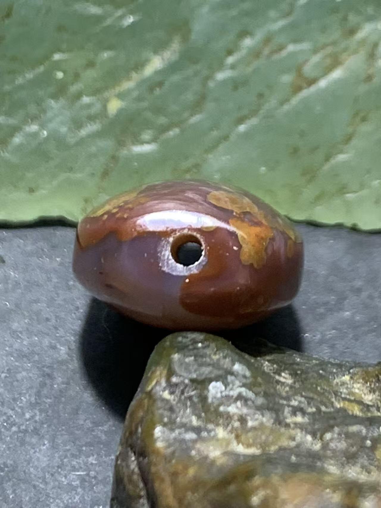 精美紫罗兰冻料草花纹战国红玛瑙勒子一颗！