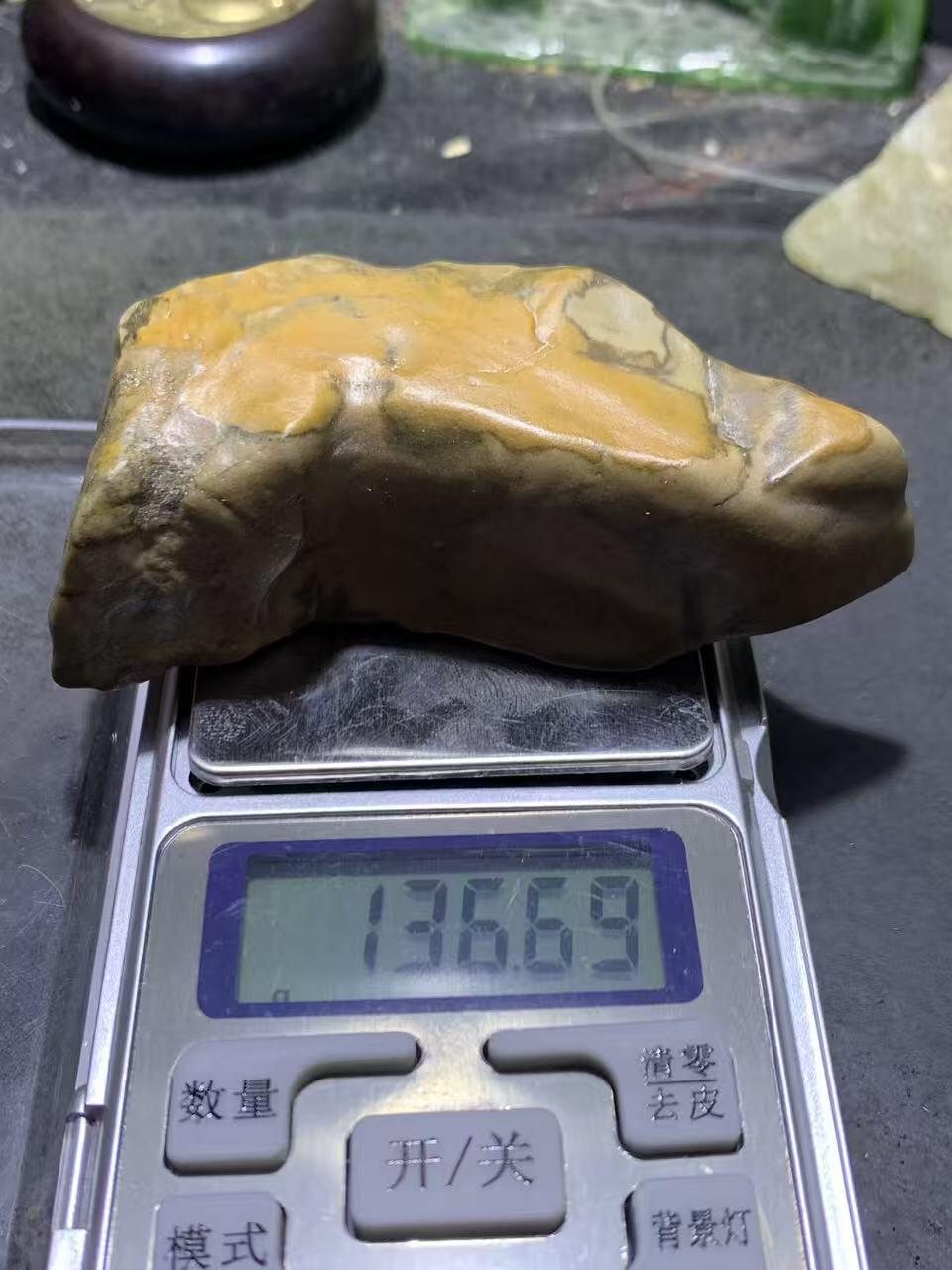 精美罕见新疆多彩泥石原石把件（镇纸，摆件） 一块，