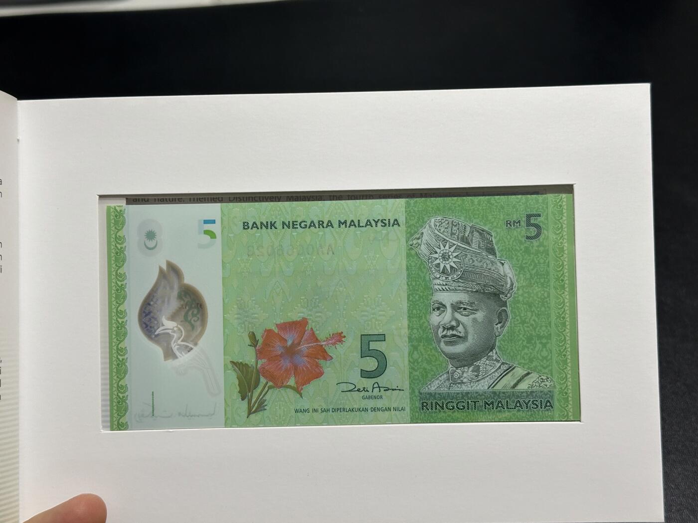 《外钞收藏家》第六百一十二期（ 精选场）（长期征集拍品、欢迎藏友们联系合作） 马来西亚1和5林吉特 AA冠 全同号2张+2011年不丹100纪念钞 都是原装册子