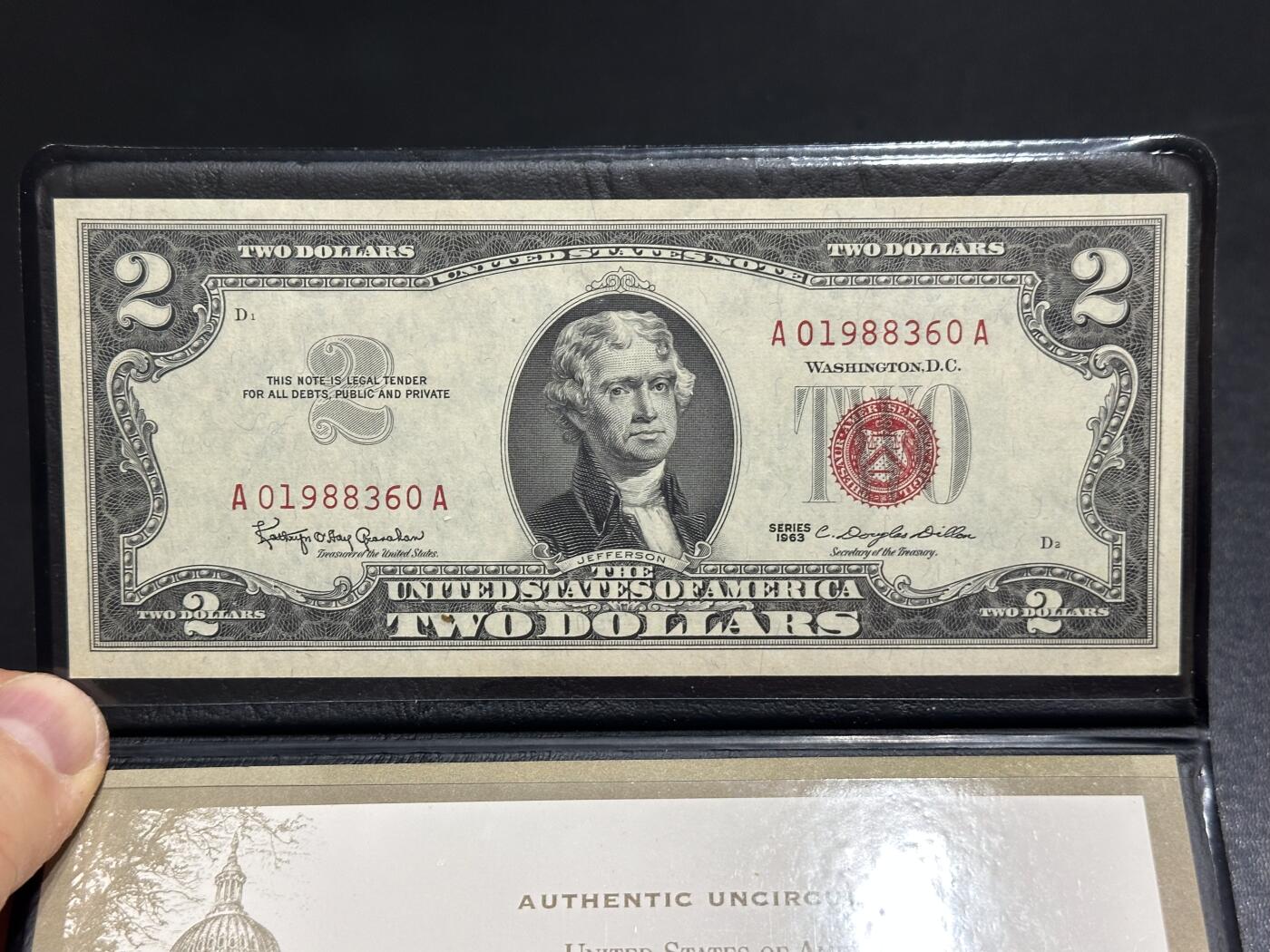 《外钞收藏家》第六百一十二期（ 精选场）（长期征集拍品、欢迎藏友们联系合作） 1963年美国2美元 红库印 AA冠 无47靓号 带册子 不太好取出来 基本上全新