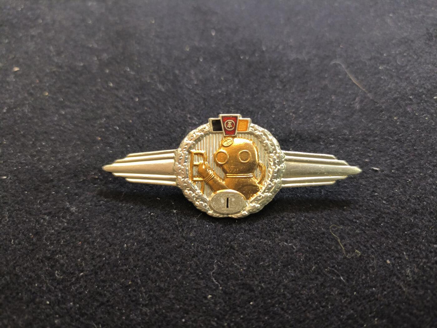 云宸嘉赏-勋臻佳藏新年快速场次（快拍 低佣 一元一手）（新年期间快递正常发） 民主德国人民军海军一级潜艇技能章 珐琅转轮版本美品