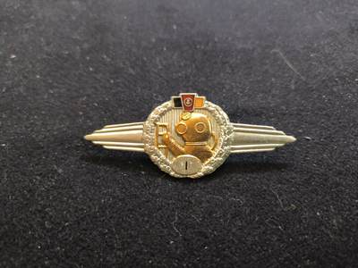 云宸嘉赏-勋臻佳藏新年快速场次（快拍 低佣 一元一手）（新年期间快递正常发） - 民主德国人民军海军一级潜艇技能章 珐琅转轮版本美品