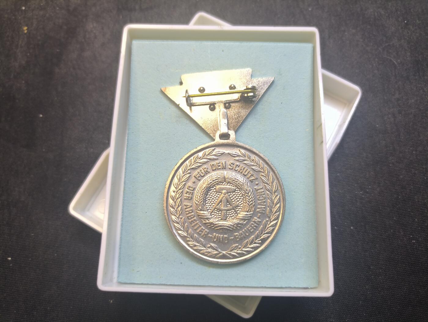 云宸嘉赏-勋臻佳藏新年快速场次（快拍 低佣 一元一手）（新年期间快递正常发） 民主德国人民军银级预备役军官奖章带盒 早期凸版美品