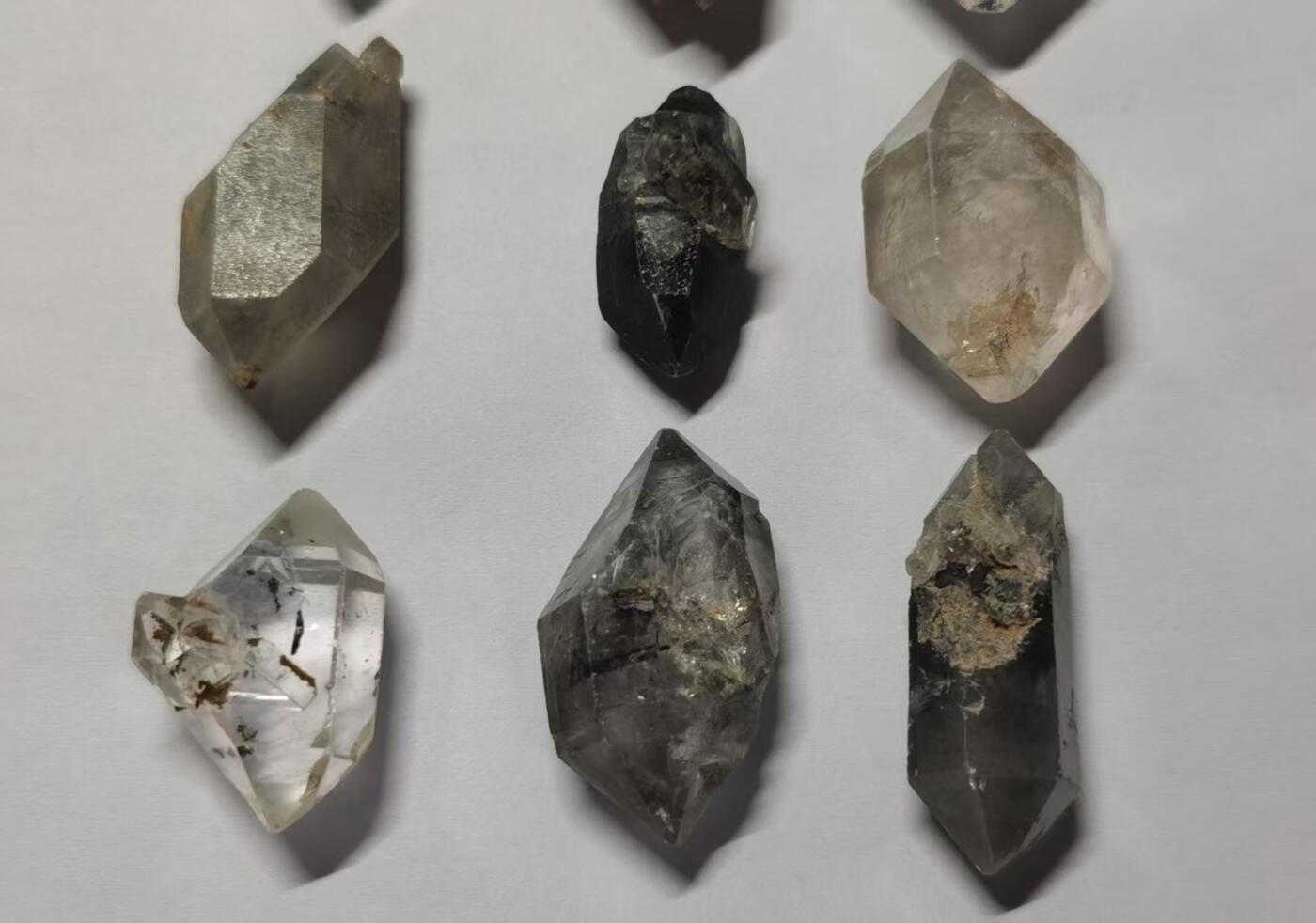 七河·世界世界币章杂件矿标化石小拍（总第38期） 藏家出品X757（9）多品种云贵闪灵水晶原石一组9件 总重量共约80多克 本件拍品由合作藏家邮寄