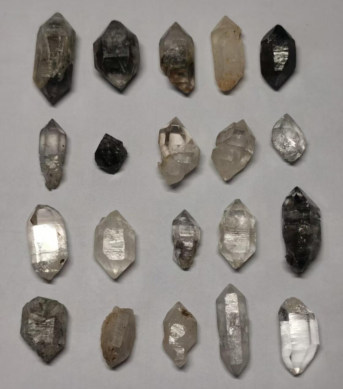 七河·世界世界币章杂件矿标化石小拍（总第38期） 藏家出品 X722（4） 云贵闪灵水晶原石小颗粒一组 20 件 总共重量约 30多克 本件拍品由合作藏家邮寄