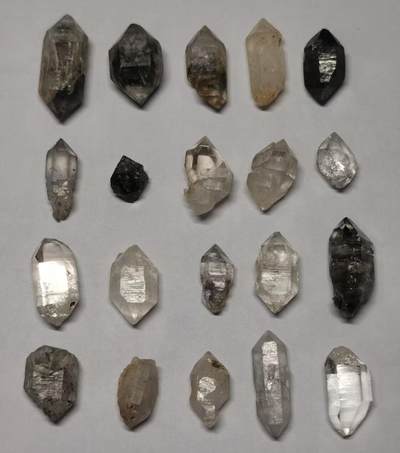 七河·世界世界币章杂件矿标化石小拍（总第38期） - 藏家出品 X722（4） 云贵闪灵水晶原石小颗粒一组 20 件 总共重量约 30多克 本件拍品由合作藏家邮寄