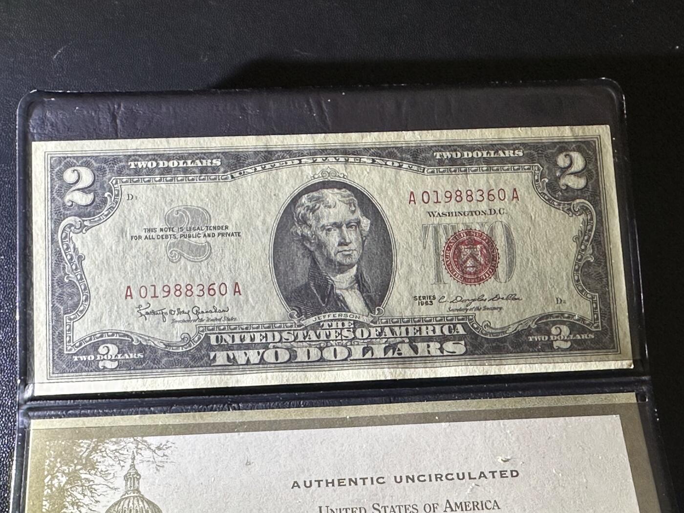 《外钞收藏家》第六百一十二期（ 精选场）（长期征集拍品、欢迎藏友们联系合作） 1963年美国2美元 红库印 AA冠 无47靓号 带册子 不太好取出来 基本上全新