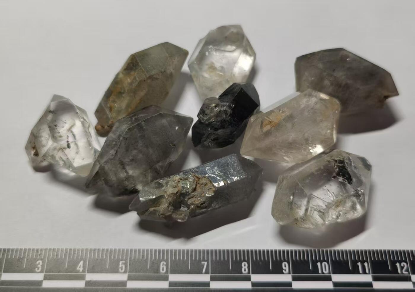 七河·世界世界币章杂件矿标化石小拍（总第38期） 藏家出品X757（9）多品种云贵闪灵水晶原石一组9件 总重量共约80多克 本件拍品由合作藏家邮寄