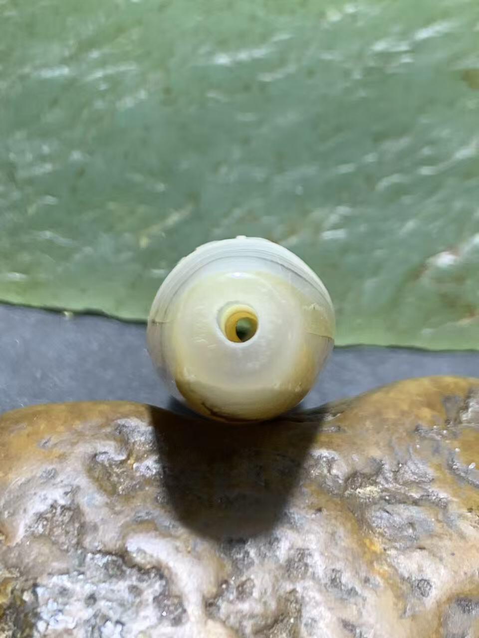 精美高玉化千层纹天眼图案海洋玉髓手工雕刻佛字桶珠一个！