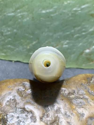 精美高玉化千层纹天眼图案海洋玉髓手工雕刻佛字桶珠一个！ 精美高玉化千层纹天眼图案海洋玉髓手工雕刻佛字桶珠一个！