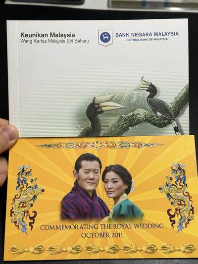 《外钞收藏家》第六百一十二期（ 精选场）（长期征集拍品、欢迎藏友们联系合作） - 马来西亚1和5林吉特 AA冠 全同号2张+2011年不丹100纪念钞 都是原装册子