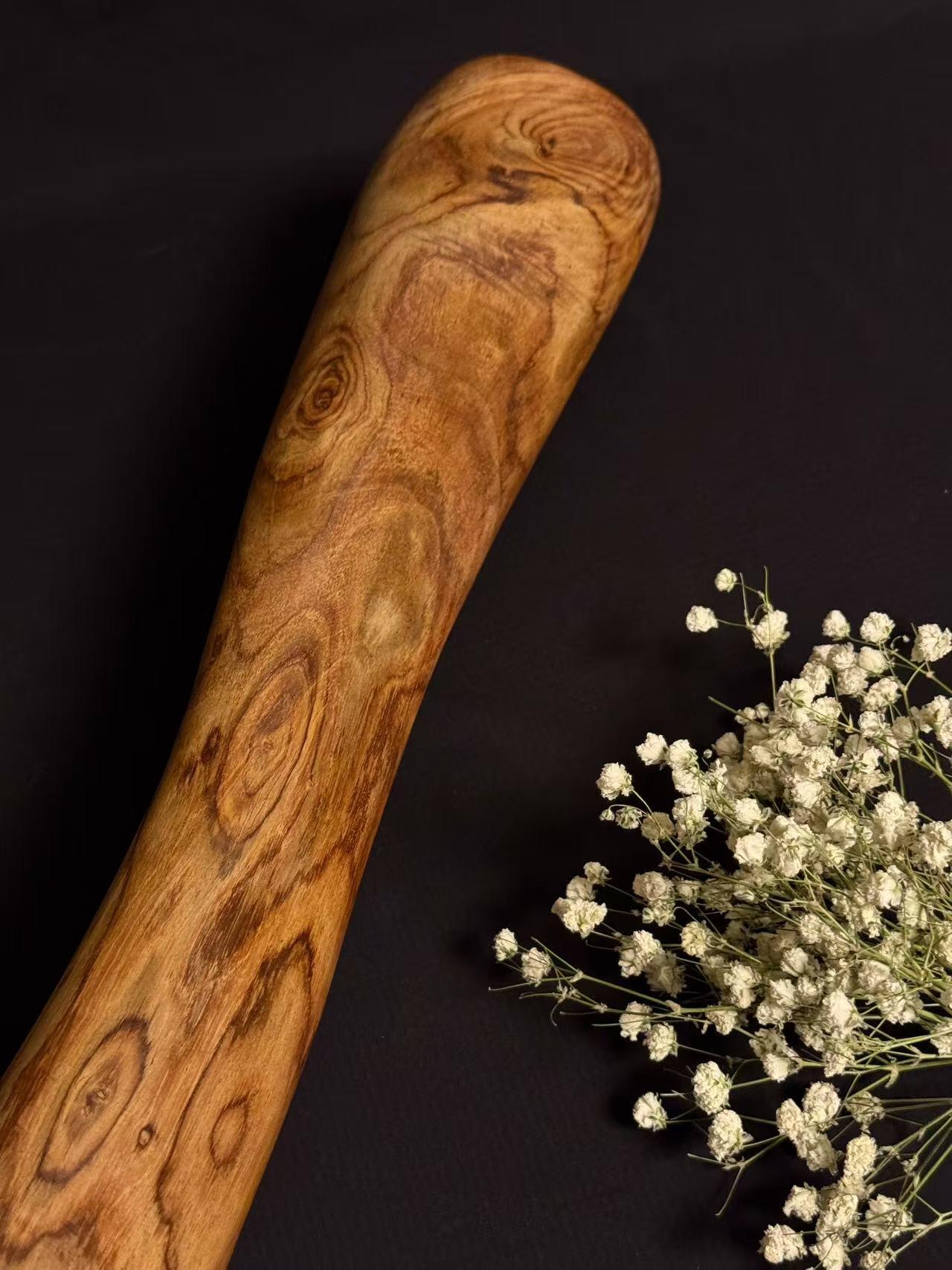 零元拍：NO.8终于在节前收到这批送出去加工的海南黄花梨随型把玩棍横财，这也许就是玩木头的乐趣吧，每一个花纹都独一无二，是自然与匠心的完美邂逅。 它保留了木材最本真的曲线，每一处起伏都像是时光在木头上留下的指纹。尺寸：453/37/80MM