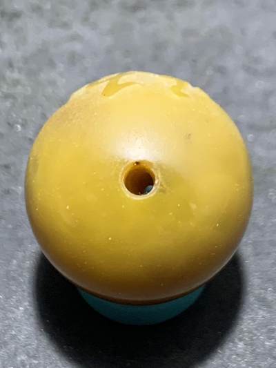 精美高玉化亚光冻料鸡油黄战国红玛瑙手工俏色巧雕悟字珠一个， 精美高玉化亚光冻料鸡油黄战国红玛瑙手工俏色巧雕悟字珠一个，