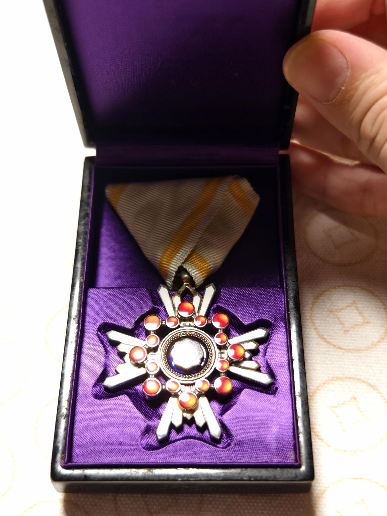 抚柳草堂-第十三期（贺新春首场）章牌钱币  奖章勋章限时免佣 满百包邮 放漏专场 勋五等瑞宝章 二战时期版本 银质七宝烧珐琅完美重28.4g 品相如图