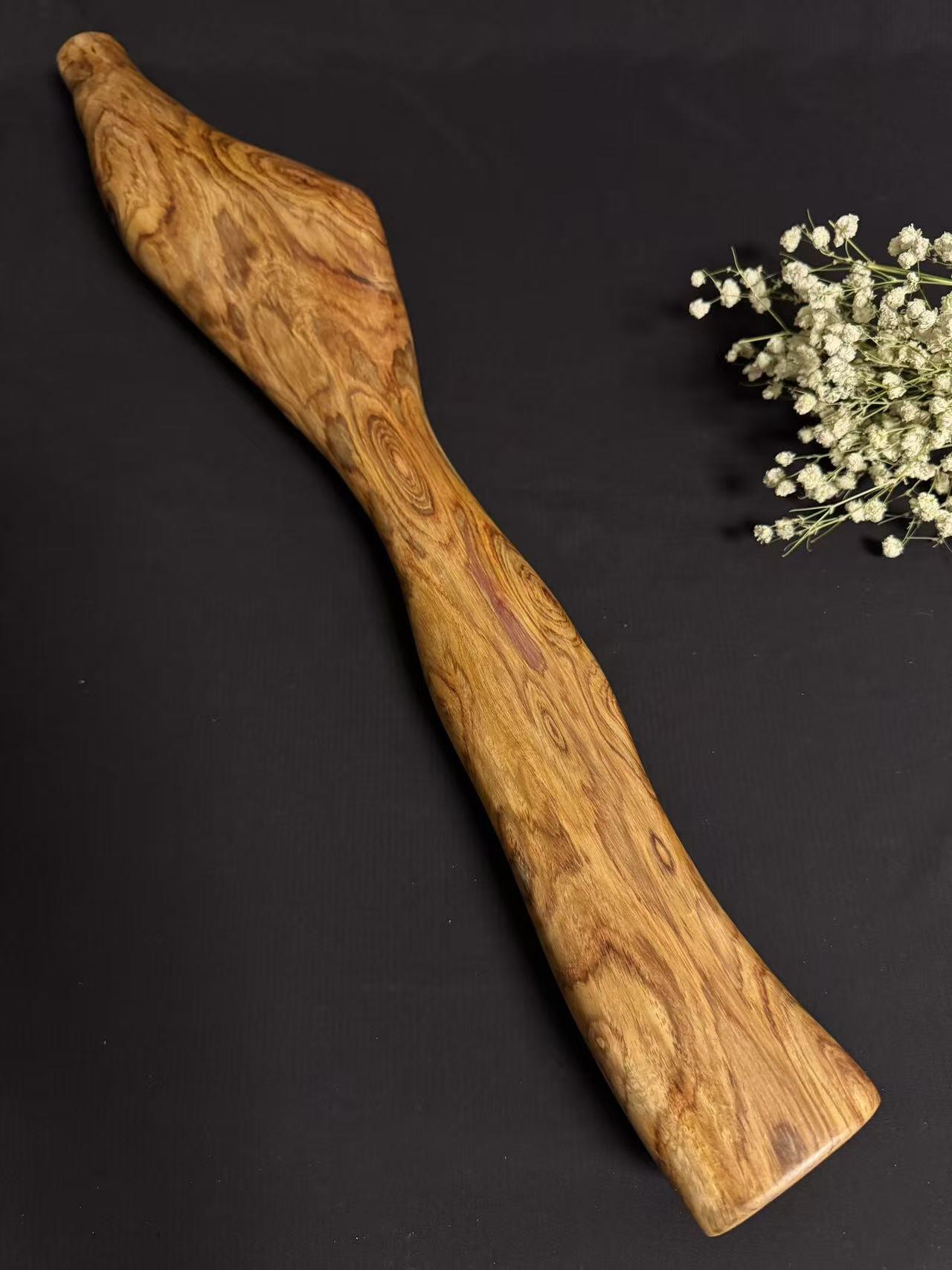 零元拍：NO.6终于在节前收到这批送出去加工的海南黄花梨随型把玩棍横财，这也许就是玩木头的乐趣吧，每一个花纹都独一无二，是自然与匠心的完美邂逅。 它保留了木材最本真的曲线，每一处起伏都像是时光在木头上留下的指纹。尺寸：550/55/30MM