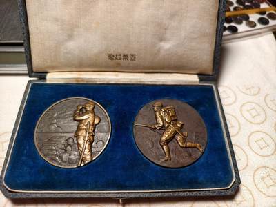 抚柳草堂-第十三期（贺新春首场）章牌钱币  奖章勋章限时免佣 满百包邮 放漏专场 - 七七事变大铜章一对 造币局原盒原铸 品相很不错