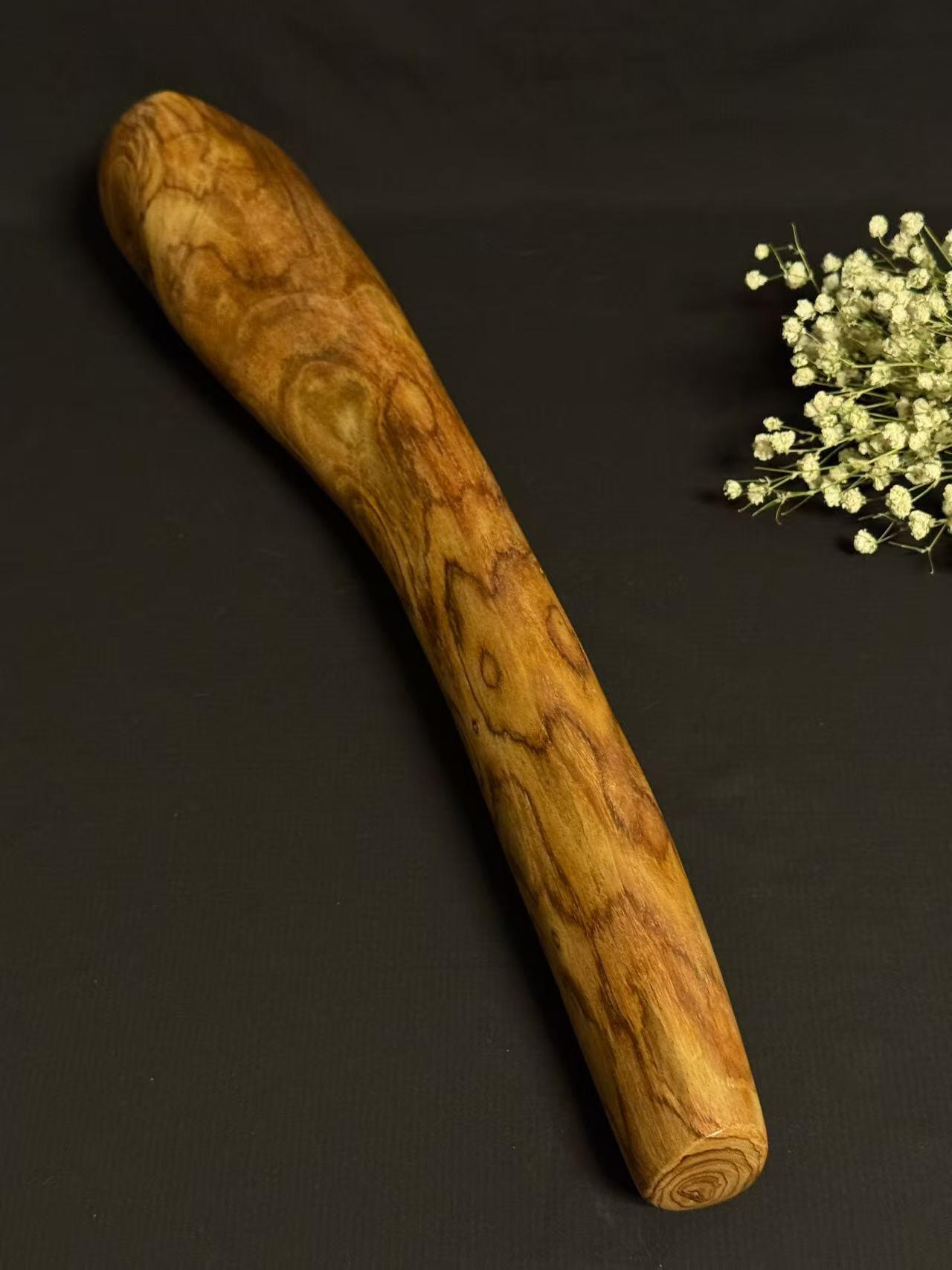 零元拍：NO.8终于在节前收到这批送出去加工的海南黄花梨随型把玩棍横财，这也许就是玩木头的乐趣吧，每一个花纹都独一无二，是自然与匠心的完美邂逅。 它保留了木材最本真的曲线，每一处起伏都像是时光在木头上留下的指纹。尺寸：453/37/80MM