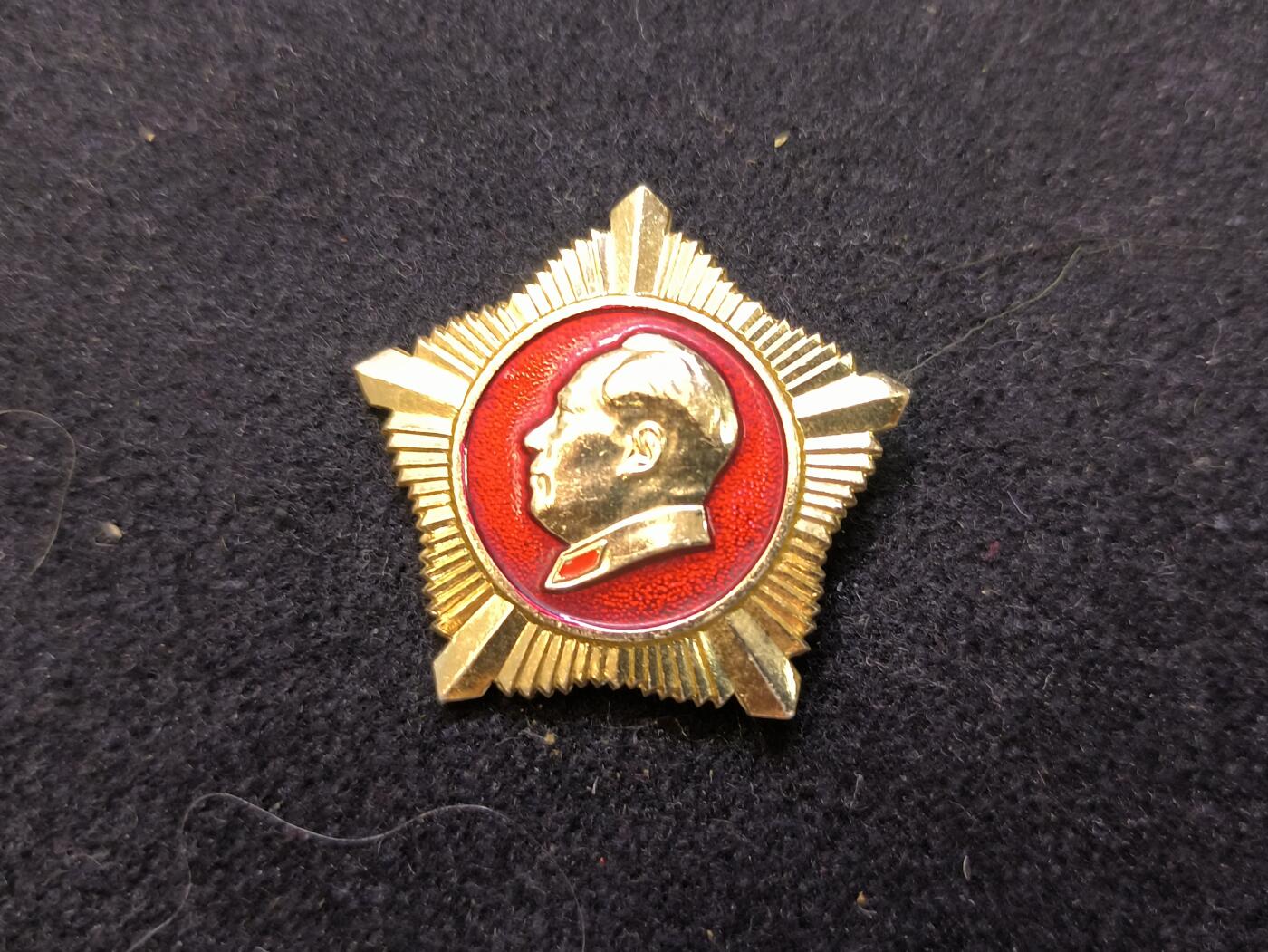 云宸嘉赏-勋臻佳藏新年快速场次（快拍 低佣 一元一手）（新年期间快递正常发） 外文版“军星像章”（外文：做毛主席的好战士）外事人员（非武官）佩戴，也用于赠社会主义国家友人