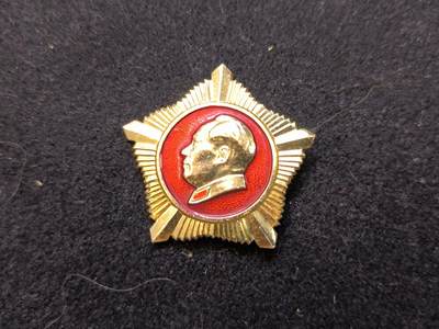 云宸嘉赏-勋臻佳藏新年快速场次（快拍 低佣 一元一手）（新年期间快递正常发） - 外文版“军星像章”（外文：做毛主席的好战士）外事人员（非武官）佩戴，也用于赠社会主义国家友人