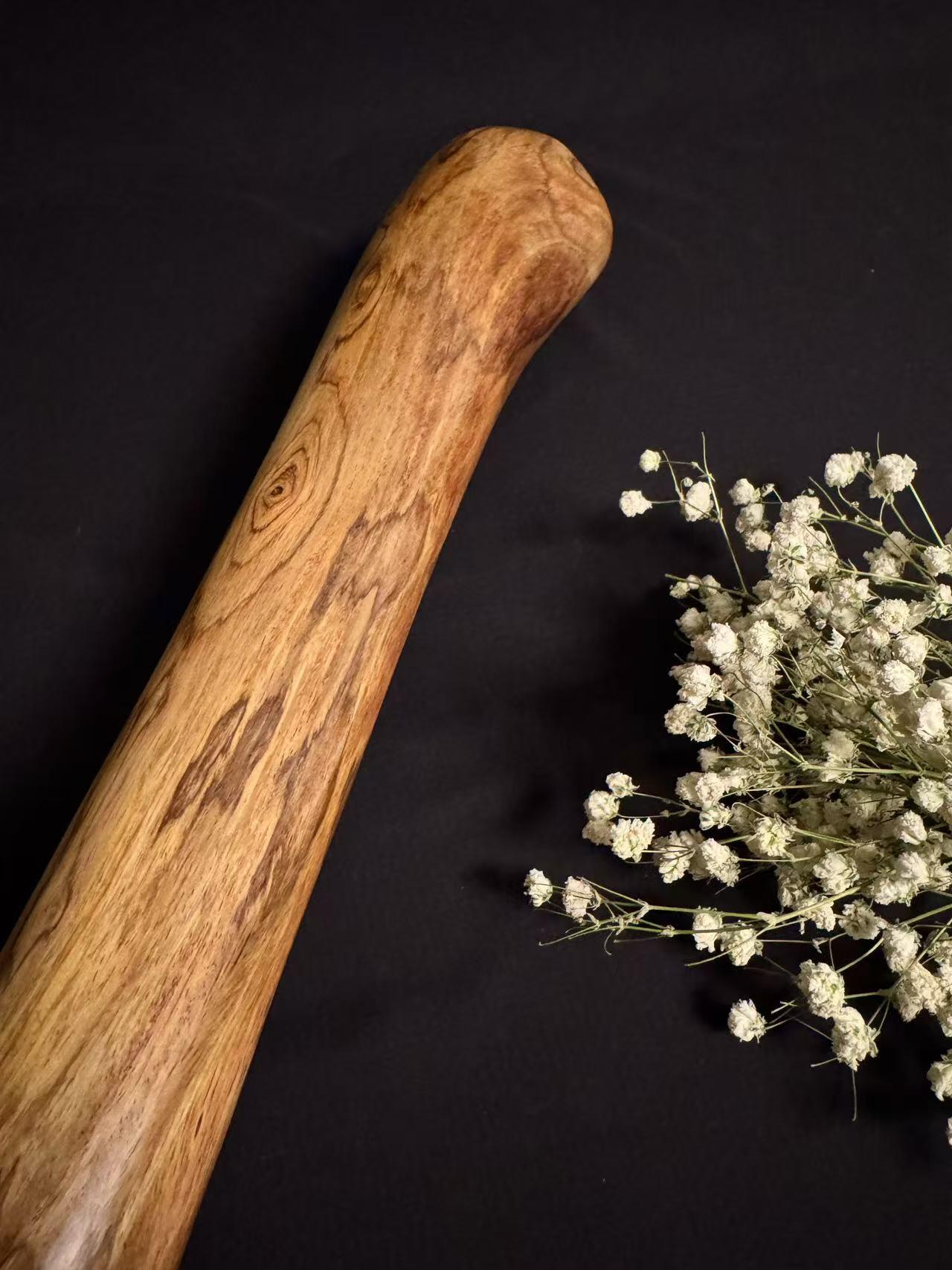 零元拍：NO.5终于在节前收到这批送出去加工的海南黄花梨随型把玩棍横财，这也许就是玩木头的乐趣吧，每一个花纹都独一无二，是自然与匠心的完美邂逅。 它保留了木材最本真的曲线，每一处起伏都像是时光在木头上留下的指纹。尺寸：430/45/50MM