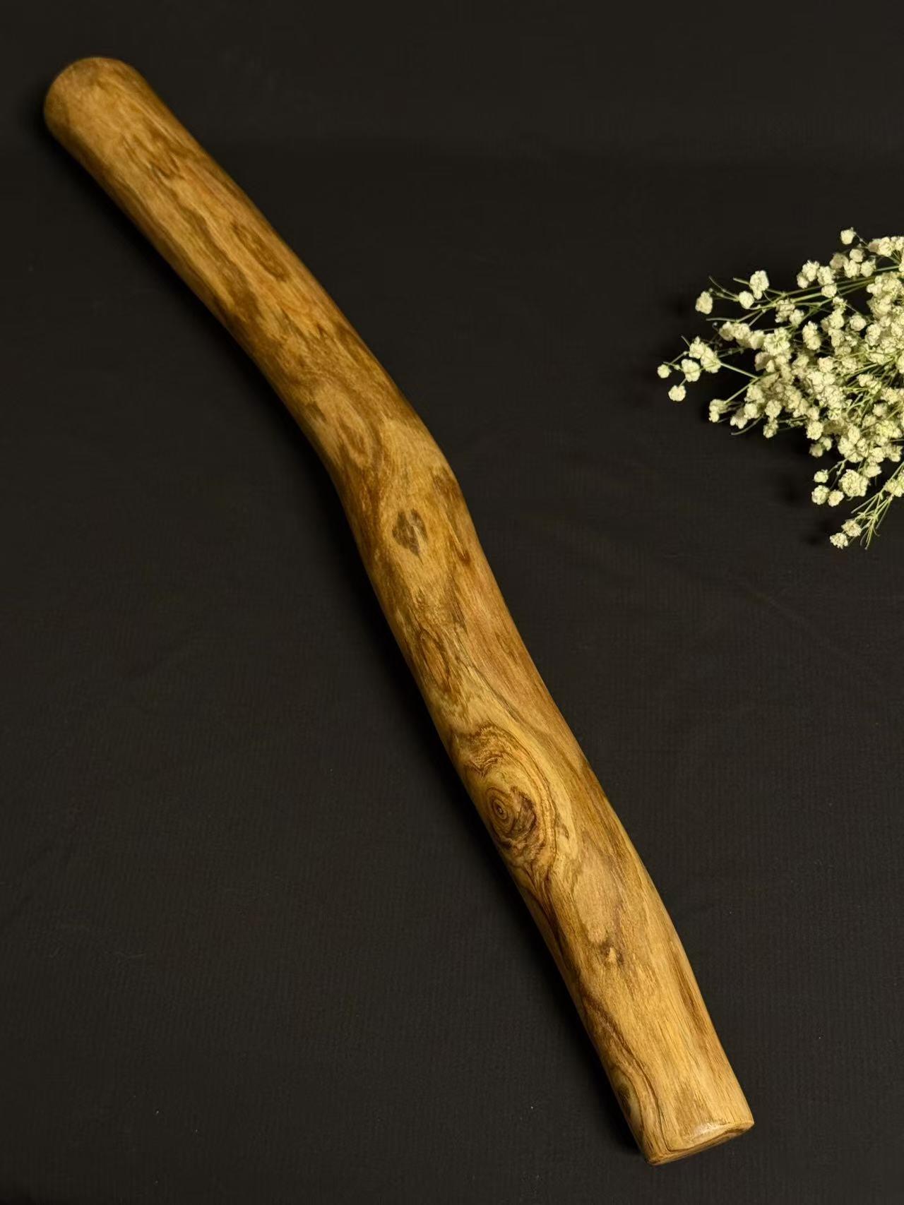 零元拍：NO.4终于在节前收到这批送出去加工的海南黄花梨随型把玩棍横财，这也许就是玩木头的乐趣吧，每一个花纹都独一无二，是自然与匠心的完美邂逅。 它保留了木材最本真的曲线，每一处起伏都像是时光在木头上留下的指纹。尺寸：585/50/36MM