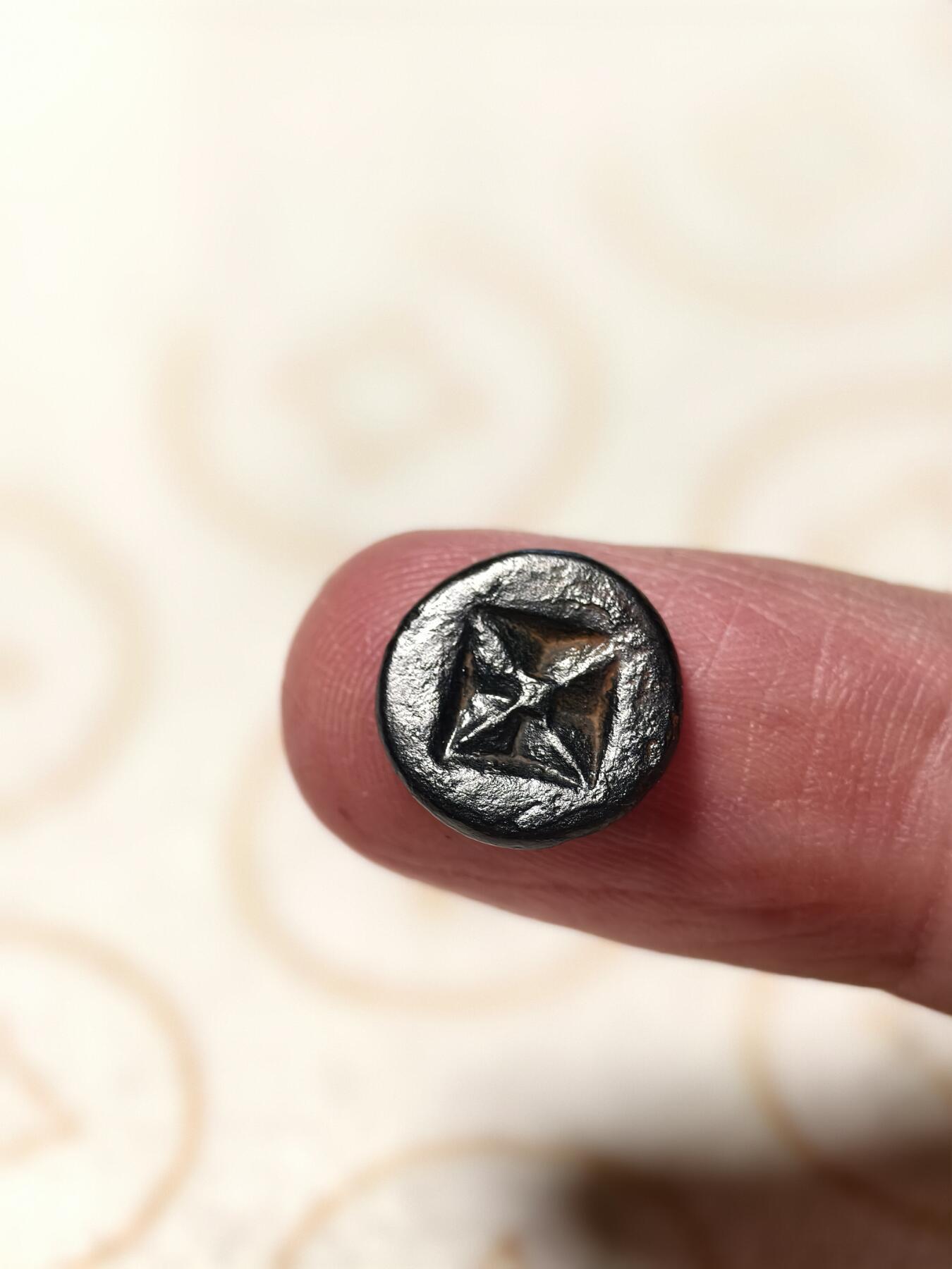 抚柳草堂-第十三期（贺新春首场）章牌钱币  奖章勋章限时免佣 满百包邮 放漏专场 三佛齐王国末期至满者伯夷王国早期打制小银币 1.3g重 正面有檀香花徽记，背面爪哇岛文，面值1 Unit或称Masa