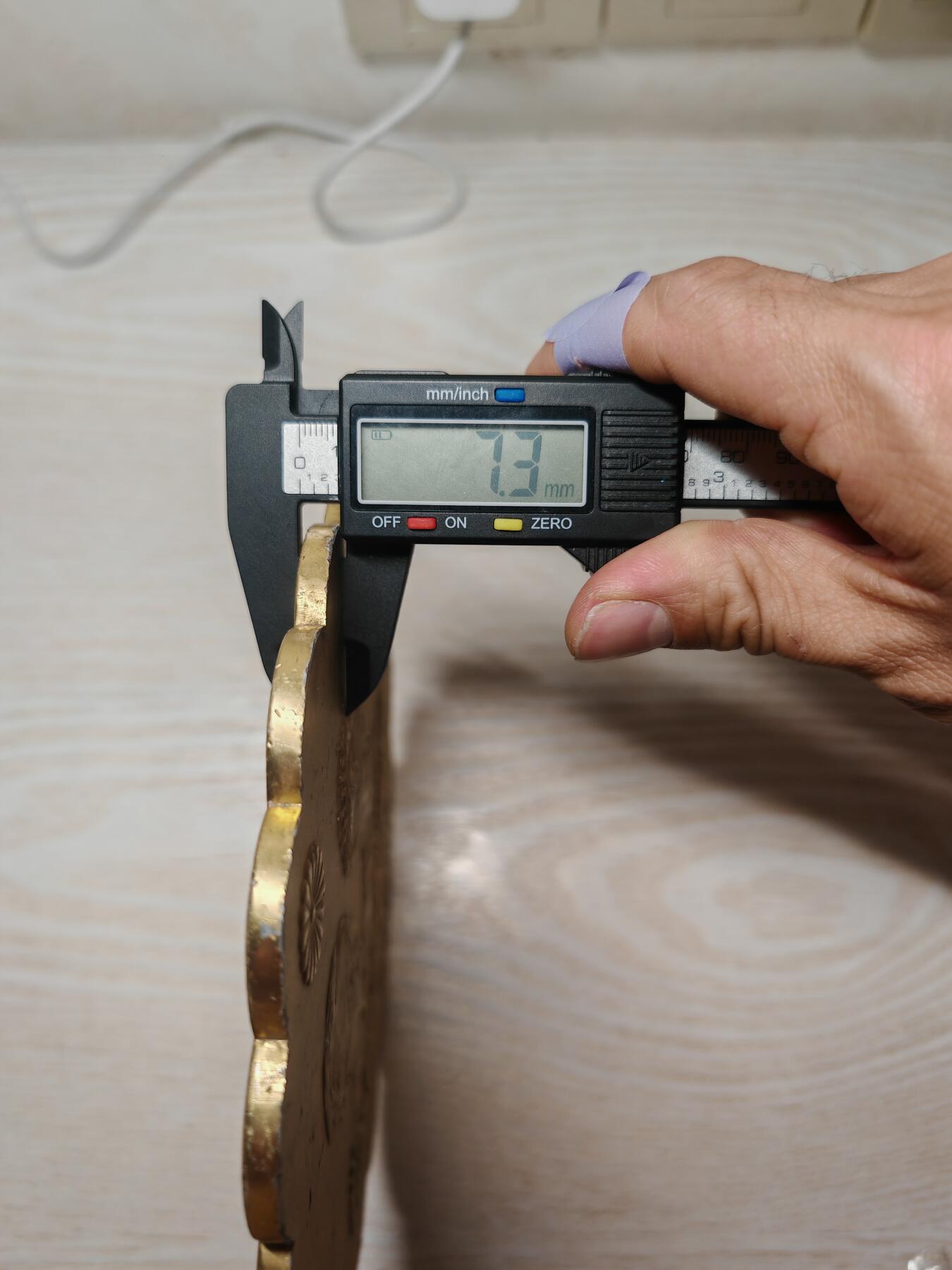 昭和天皇与香淳皇后结婚五十一周年纪念章，带原盒，官方纪念款，1976年发行，收藏价值高。直径约18cm，重400多克，有磕碰磨损。