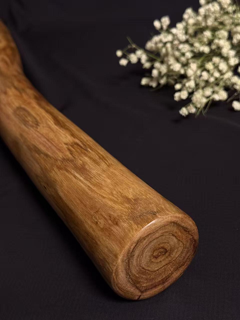 零元拍：NO.4终于在节前收到这批送出去加工的海南黄花梨随型把玩棍横财，这也许就是玩木头的乐趣吧，每一个花纹都独一无二，是自然与匠心的完美邂逅。 它保留了木材最本真的曲线，每一处起伏都像是时光在木头上留下的指纹。尺寸：585/50/36MM