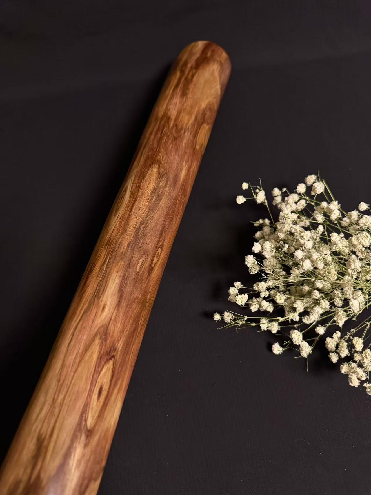 零元拍：NO.8终于在节前收到这批送出去加工的海南黄花梨随型把玩棍横财，这也许就是玩木头的乐趣吧，每一个花纹都独一无二，是自然与匠心的完美邂逅。 它保留了木材最本真的曲线，每一处起伏都像是时光在木头上留下的指纹。尺寸：453/37/80MM