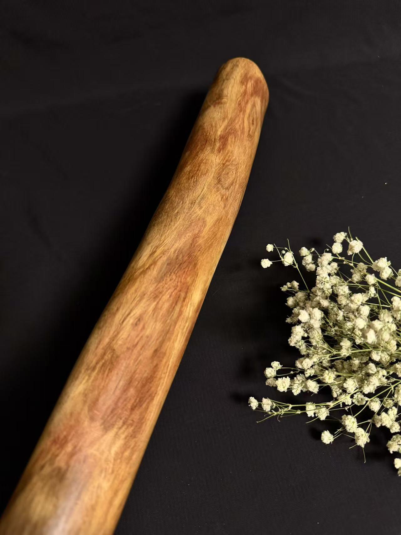 零元拍：NO.7终于在节前收到这批送出去加工的海南黄花梨随型把玩棍横财，这也许就是玩木头的乐趣吧，每一个花纹都独一无二，是自然与匠心的完美邂逅。 它保留了木材最本真的曲线，每一处起伏都像是时光在木头上留下的指纹。尺寸：626/55/60MM