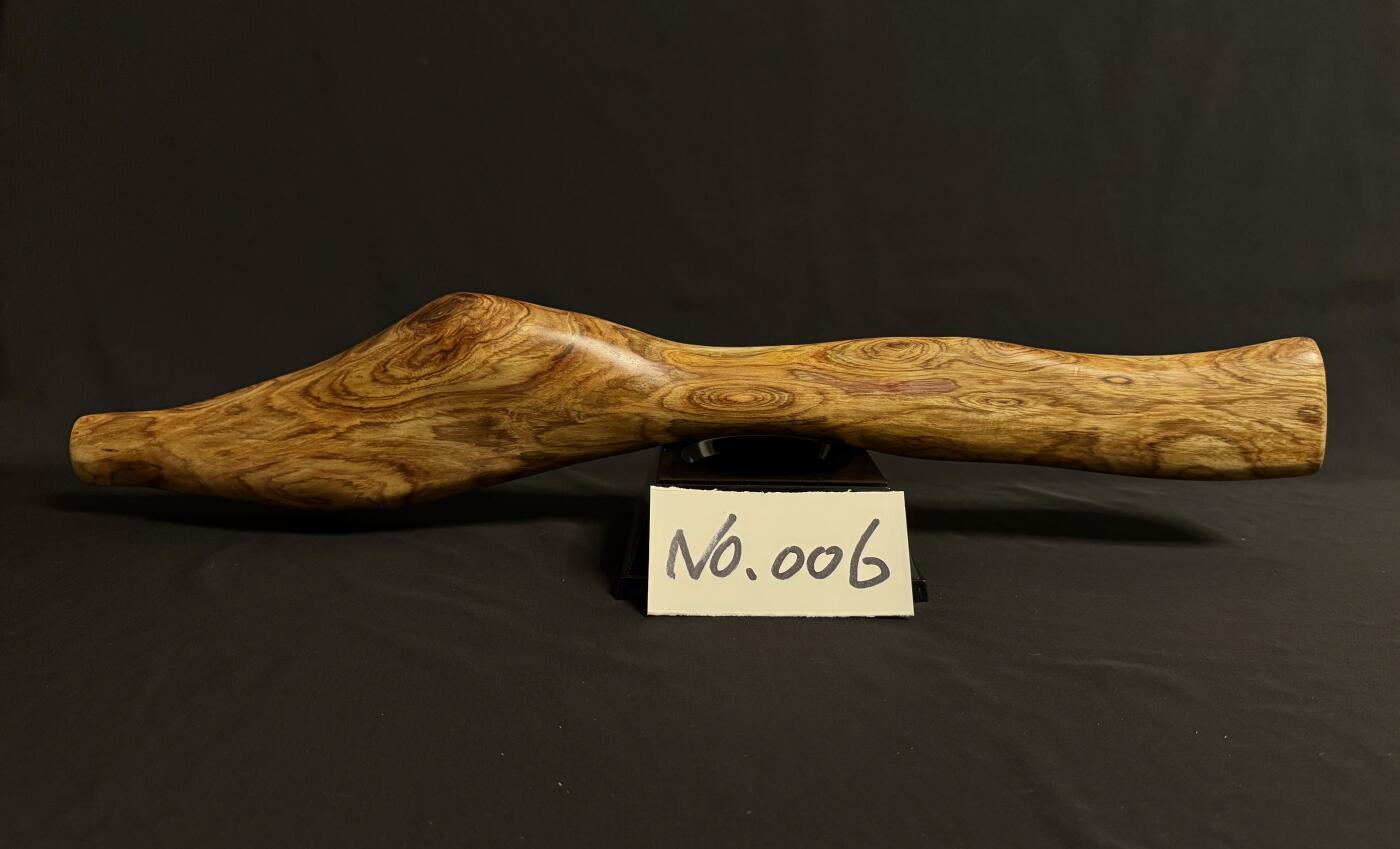 零元拍：NO.6终于在节前收到这批送出去加工的海南黄花梨随型把玩棍横财，这也许就是玩木头的乐趣吧，每一个花纹都独一无二，是自然与匠心的完美邂逅。 它保留了木材最本真的曲线，每一处起伏都像是时光在木头上留下的指纹。尺寸：550/55/30MM