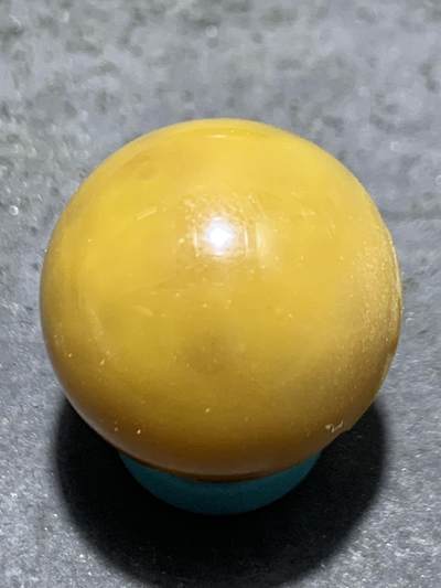 精美高玉化亚光冻料鸡油黄战国红玛瑙手工俏色巧雕悟字珠一个， 精美高玉化亚光冻料鸡油黄战国红玛瑙手工俏色巧雕悟字珠一个，